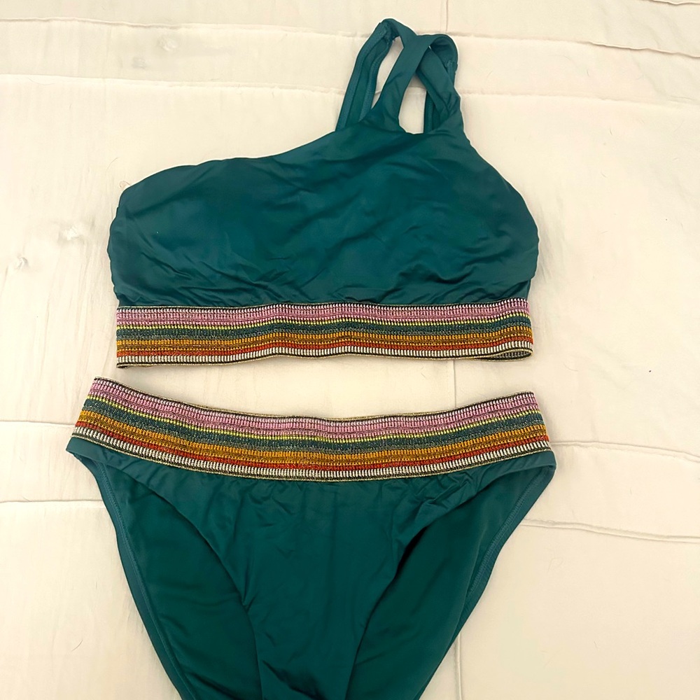Bikini with 1 shoulder strap, colorful bands and removable padding